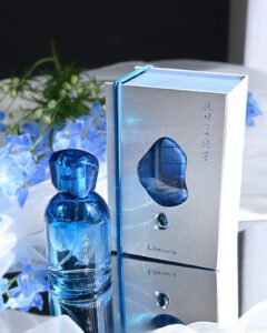 出版社生まれのフレグランス「リブロアリア」“水面”装飾＆しずく型ストーン付きの“本型パケ”に